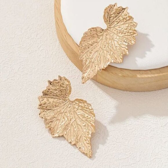 NEW Delphina 18K Gold Plated Textured Leaf Statement Earrings - Picture 2 of 4
